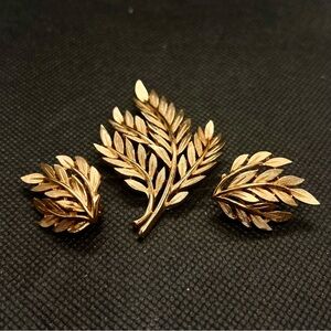 Vintage Crown Trifari Jewelry Gold Tone Leaves Brooch Pin & Clip On Earring‎ Set
